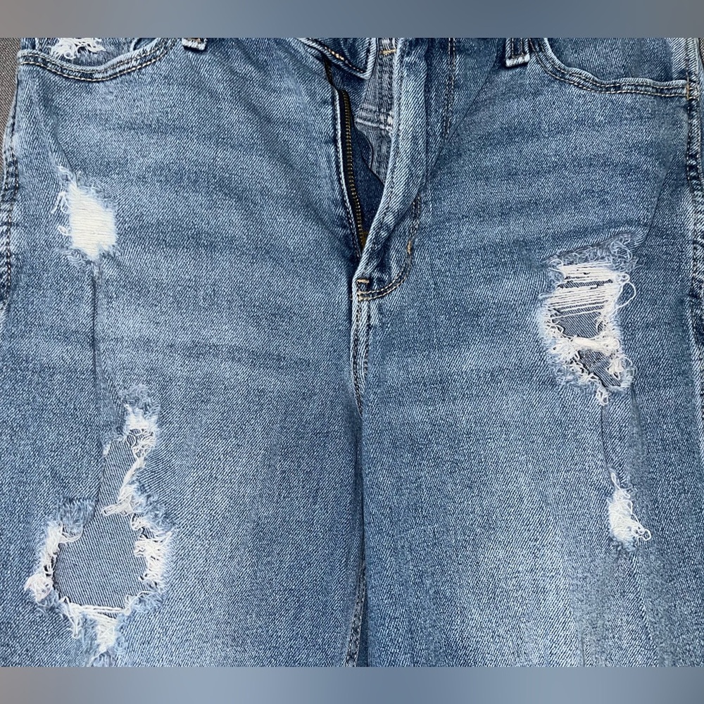 Hollister Ultra High-Rise Mom Jeans - Picture 3 of 9